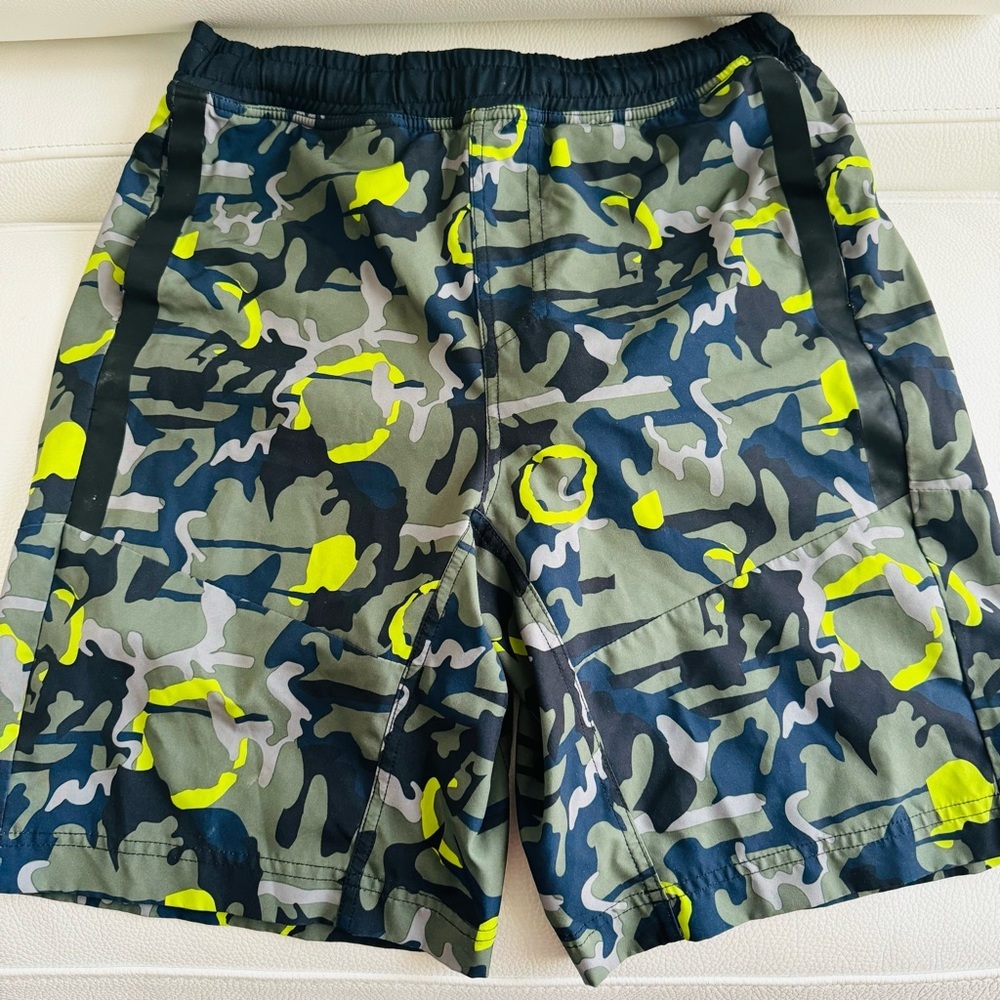 Fabletics FL2 men shorts with liner in Camo print and neon details - size Small - Picture 2 of 7